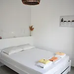 Anna Paros נאוסה